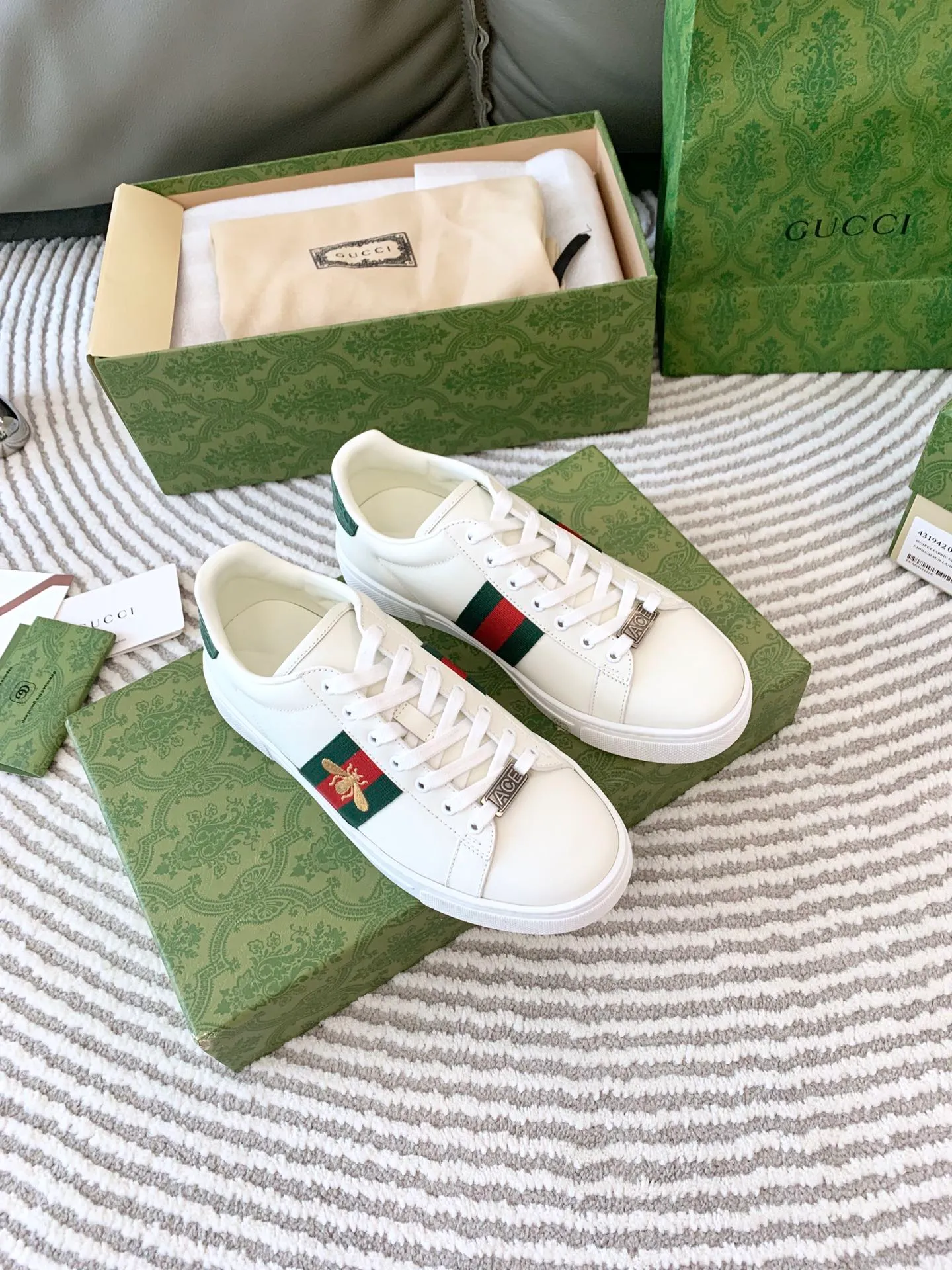 👟👟Ex-factory price 540👟👟 Men's size +10 Top version: Gucci G family classic Ace series Embroidery Little Bee White Shoes Couple Style Ribbon Love Casual Sports Shoes Sneakers Original Purchase Development Production This brand's classic low-top sports shoes interweave golden embroidered bees with red and green webbing. The bee is a classic element of the brand. It appeared in the Gucci ready-to-wear series in the 1970s. Exquisite packaging at the delivery counter🛍📦 ▪️Fabrics: Original custom imported first-layer cowhide ▪️Foots: Original custom cowhide lining ▪️Sole: Original open-molded rubber non-slip material ▪️Sole thickness: 2.5CM ▪️Size: Women's 34-41 (customized 34/41) ▪️Size: Men's 38-46 (38/46 customized)